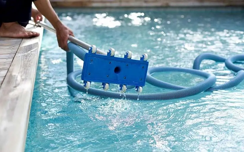 A person using a telescopic skimmer net